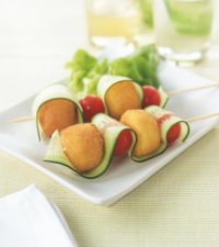 Brochette van geitenkaaskroketjes met kerstomaatjes en komkommer.